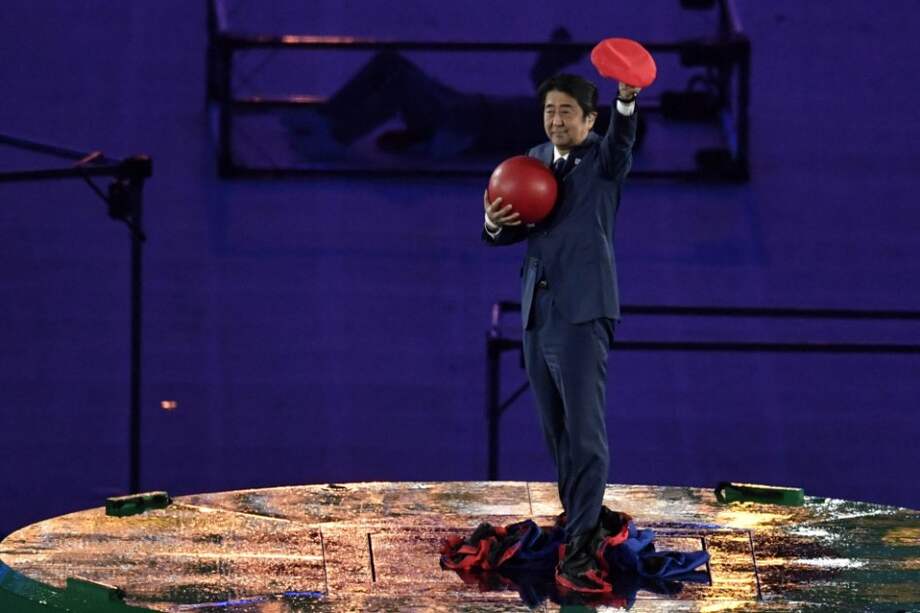 El primer ministro Shinzo Abe cuando se presentó como Súper Mario en el cierre de los Juegos Olímpicos en Río. / AFP