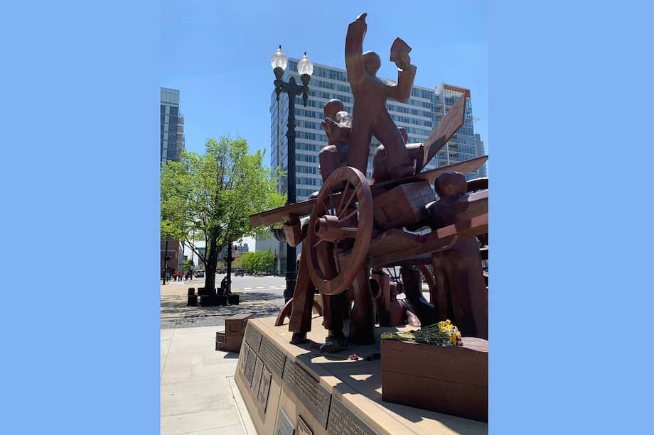 Monumento a los "Mártires de Chicago", en el Haymarket de Chicago. Foto: Laurajnash bajo licencia Creative Commons