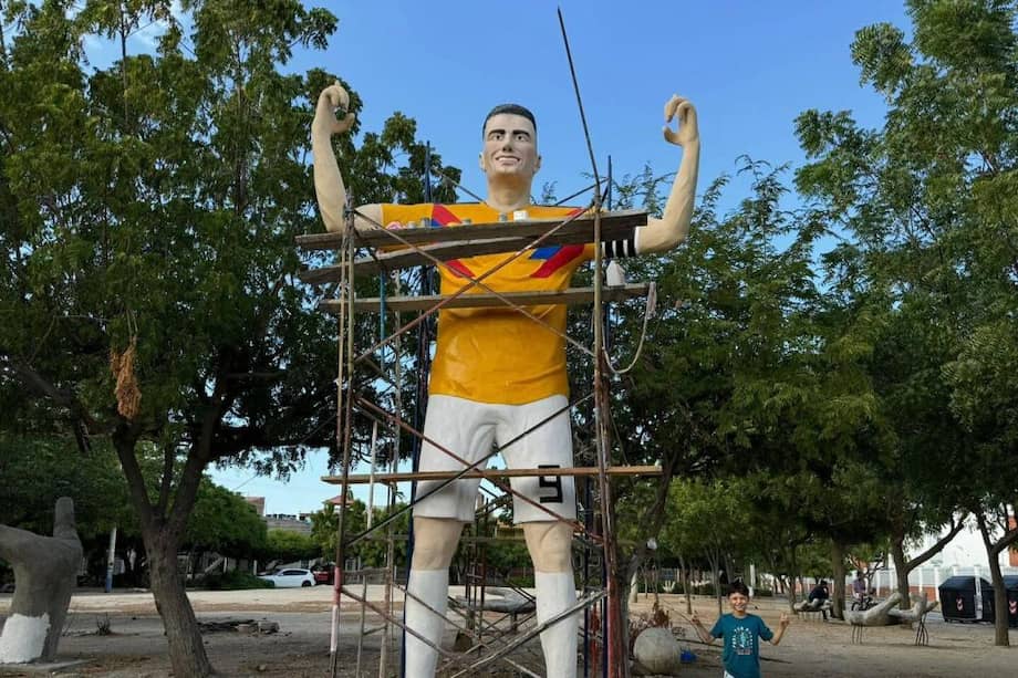 La estatua de Falcao está en Santa Marta. Pesa más de ocho toneladas y mide seis metros de alto y 1,5 metros de ancho.
