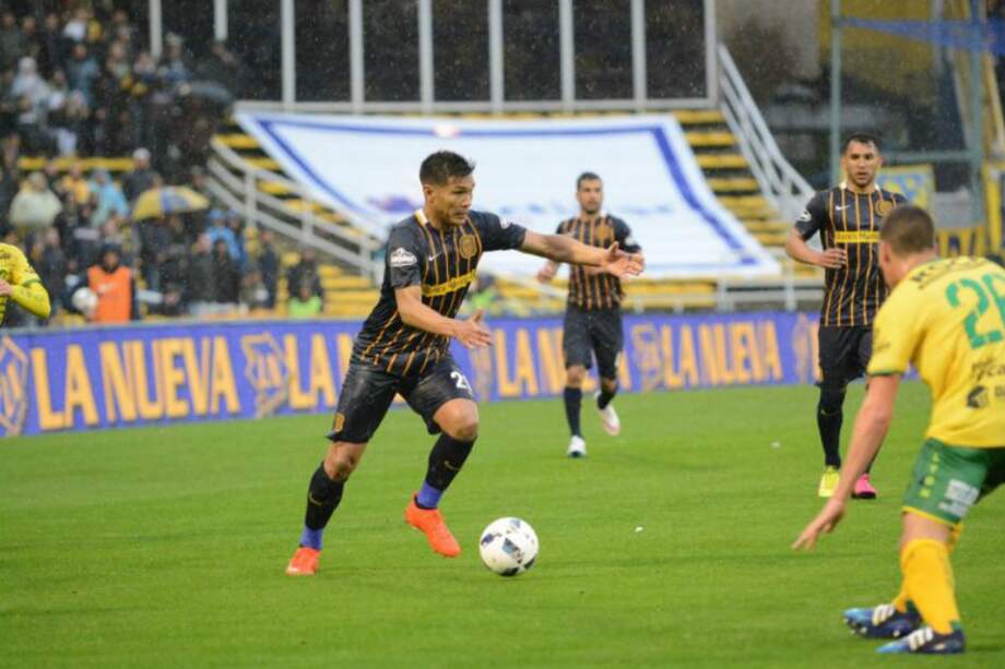 El delantero colombiano Teófilo Gutiérrez con la pelota en el partido frente a Defensa y Justicia. / rosariocentral.com