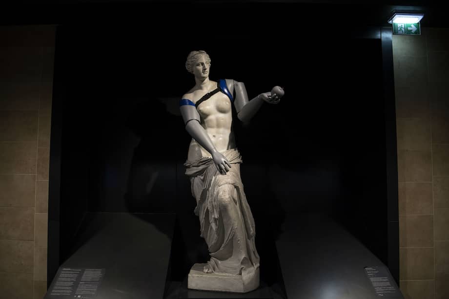 La Afrodita de Milo, más conocida como Venus de Milo, es una de las estatuas más representativas del periodo helenístico de la escultura griega, y una de las más famosas esculturas de la antigua Grecia. Fue creada en algún momento entre los años 130 a. C. y 100. Fechada entre hace 31.000 y 35.000 años, la Venus en marfil de mamut de Hohle Fels (Alemania) es en la actualidad la más antigua. / Archivo