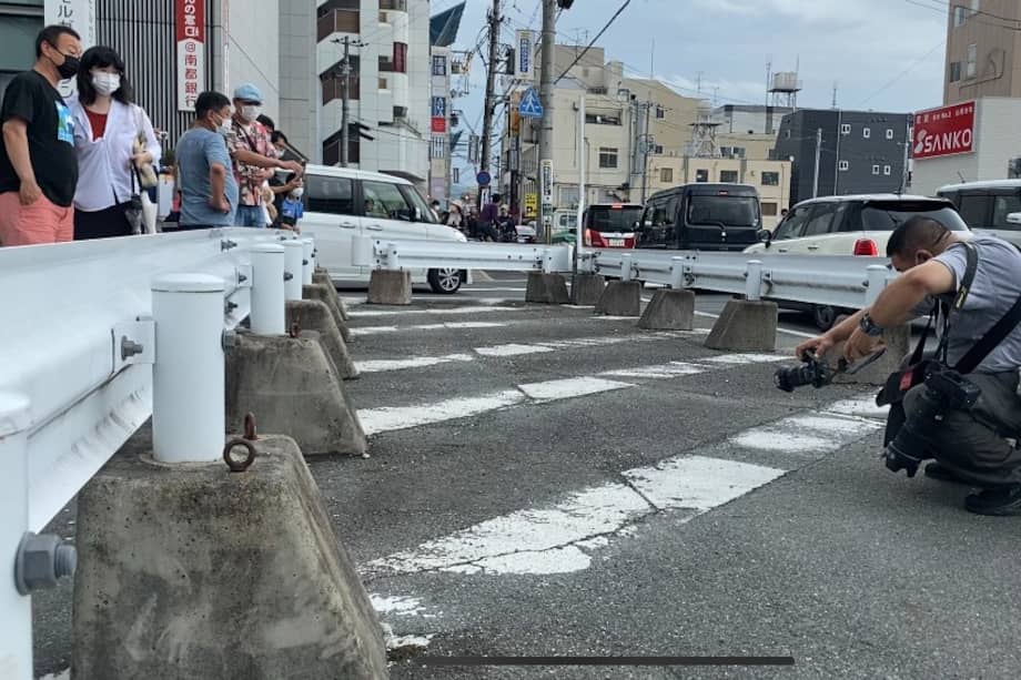 Un fotógrafo en la escena del magnicidio del exprimer ministro Shinzo Abe al día siguiente del atentado.