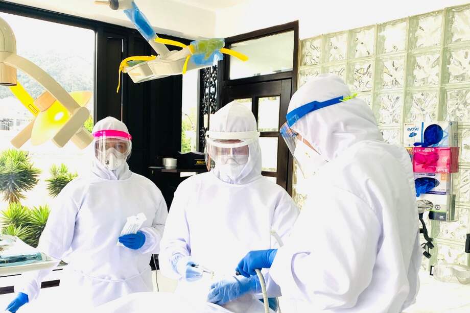 Realización de un proceso odontológico en la actualidad.