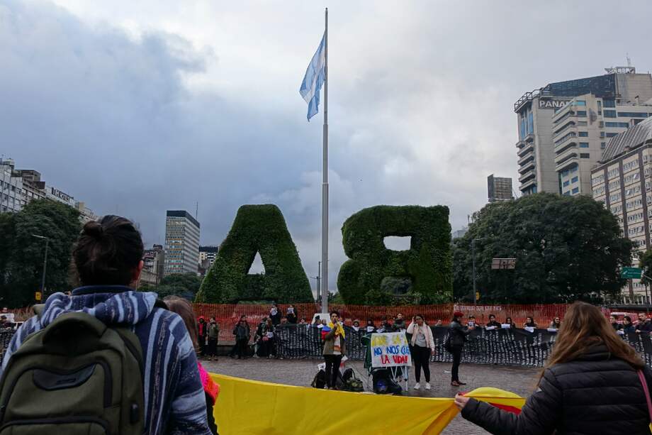 A las 4:00 pm, la esperanza de la patria, los jóvenes, así como Daniel y Elizethere, abrazaban los nombres de sus muertos bajo un cielo y una bandera que no son los suyos pero que les ha garantizado derechos como la educación, trabajo y sobre todo la vida, la cual ya hubieran perdido en Colombia por pensar o ser diferentes.