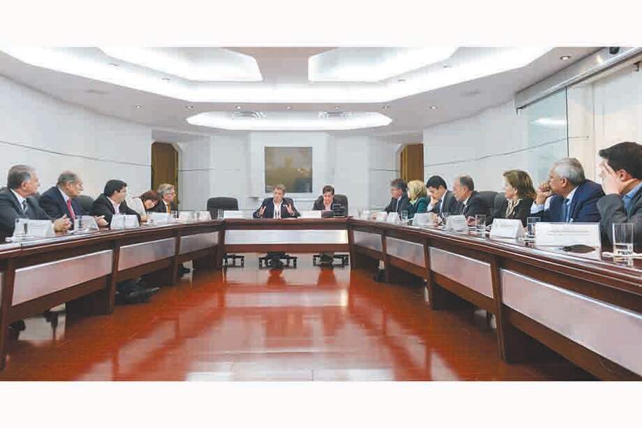 El presidente Santos acompañado por sus ministros, mesas directivas del Congreso y parlamentarios de la Unidad Nacional. /Presidencia