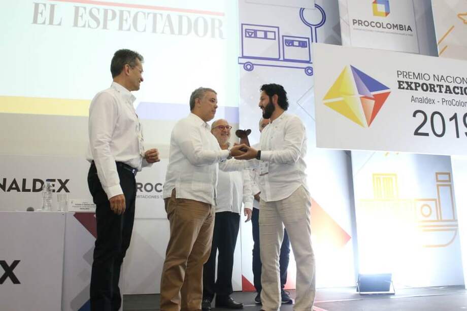 Javier Díaz, presidente de Analdex (izquierda); Iván Duque (centro), presidente de Colombia; Edwin Bohórquez (derecha). / Cortesía.