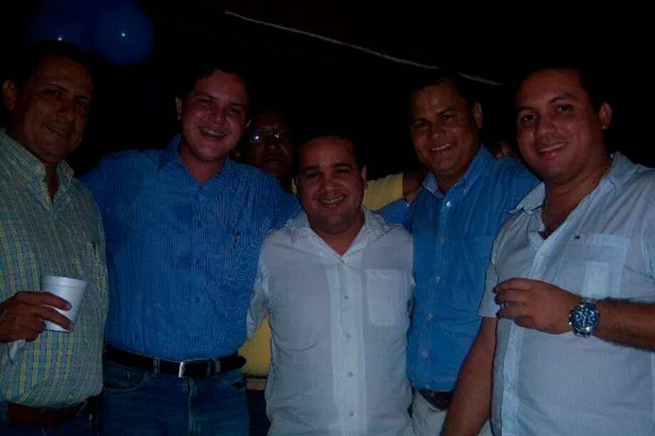 Esta foto que hace parte de la denuncia, fue tomada en 2010 cuando departían en una reunión social.