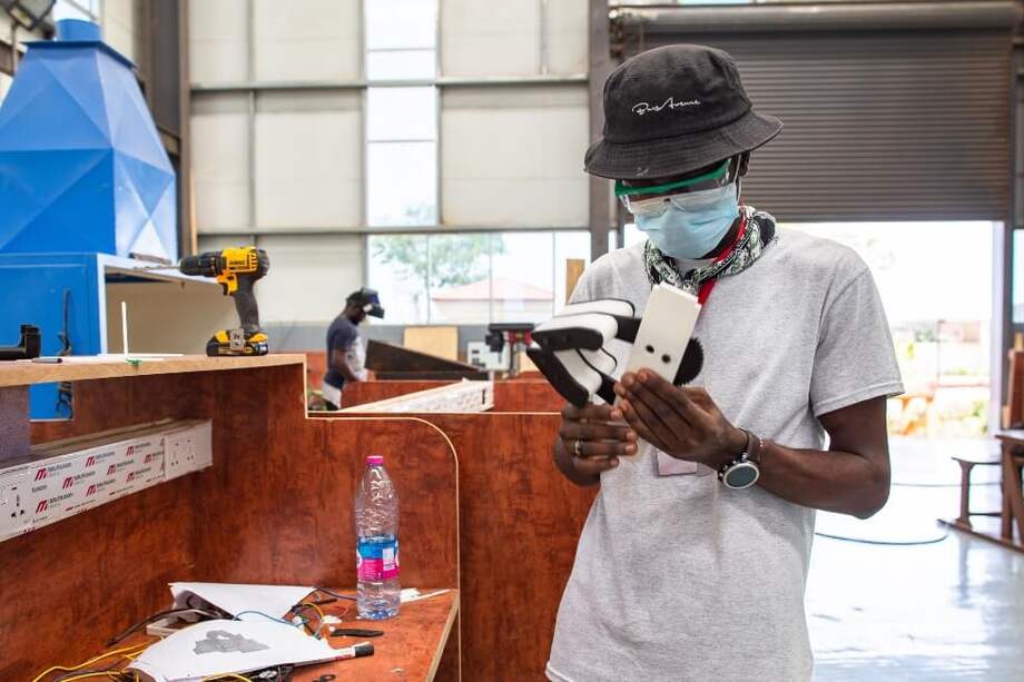 Ingenieros en África han empezado a desarrollar ventiladores de bajo costo para tratar a los pacientes infectados. / AFP
