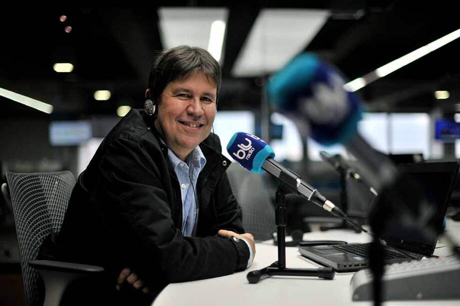 Tito López en los estudios en Blu Radio, dentro de las instalaciones del Canal Caracol. / Luis Ángel - El Espectador