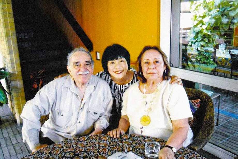 Satoko Tamura entre Gabriel García Márquez y su esposa Mercedes Barcha. Cuando se encontraban la cocina japonesa se imponía. / Archivo particular