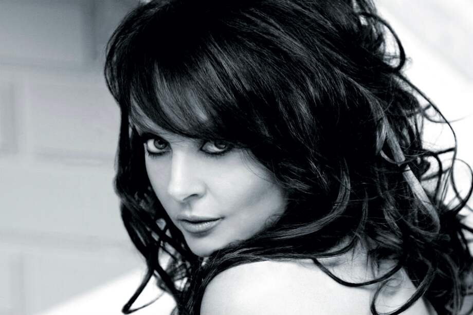 La soprano Sarah Brightman asegura que gracias a la danza y a la actuación maneja mejor las dimensiones de la tarima. / Cortesía Universal Music