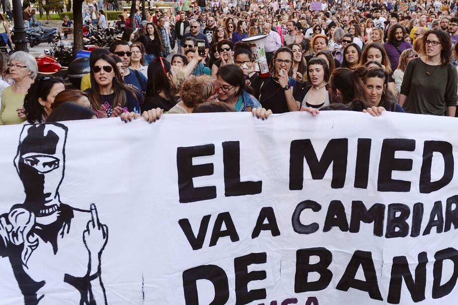 GRAF3643. VALLADOLID, 26/04/2018.- Manfestación convocada esta tarde en Valladolid, en señal de repulsa a la sentencia dictada hoy contra los cinco integrantes de la Manada. La concentración ha sido convocada a última hora de la mañana de hoy en varias ciudades de España, como Barcelona, Valencia o Sevilla, por colectivos feministas tras conocerse que los agresores habían sido condenados por abuso sexual y no por violación o agresión sexual. EFE/NACHO GALLEGO