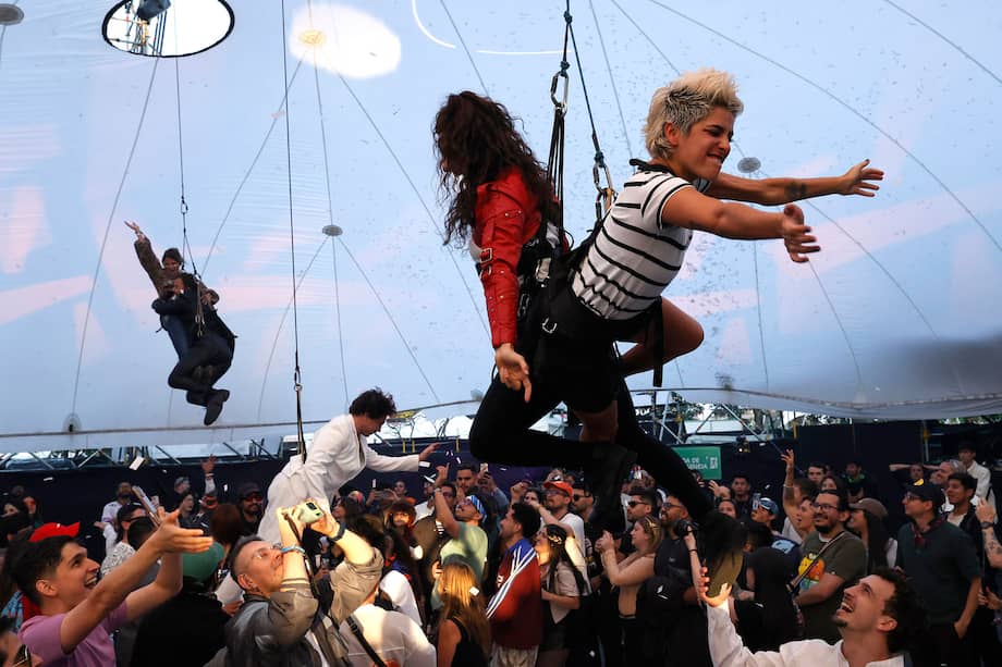 FOTODELDÍA AME6051. BOGOTÁ (COLOMBIA), 20/03/2026.- Integrantes de la compañía argentina, Fuerza Bruta, se presentan durante el Festival Estéreo Picnic con su teatro inmersivo y acrobacias aéreas este viernes, en Bogotá (Colombia). EFE/ Mauricio Dueñas Castaneda