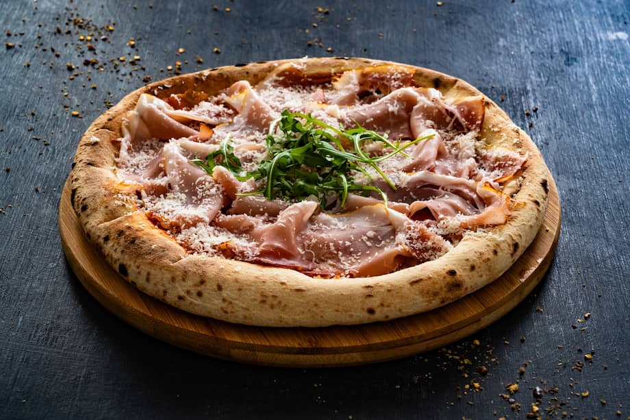 Si te gusta la pizza dulce puedes variar los ingredientes con trocitos de piña o bocadillo.