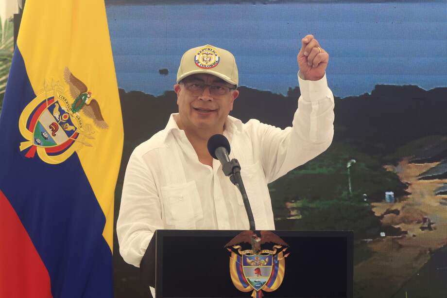 El presidente de Colombia, Gustavo Petro, habla durante la presentación de un ecoparque solar de Ecopetrol que generará 22,1 megavatios y con el que abastecerá parte de las necesidades de energía de la Refinería de Cartagena.