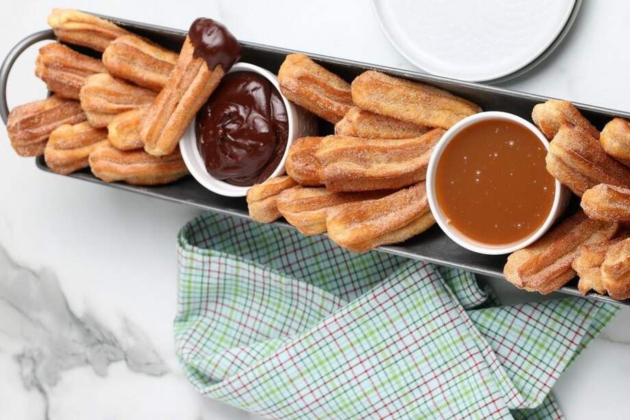 Los churros son un clásico de la cocina española y poderlos preparar desde la comodidad de tu casa en tu freidora de aire y sin necesidad de la grasa producida por los aceites en los que se preparan normalmente.