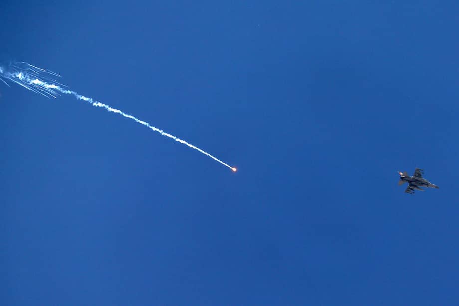 Un avión de combate israelí sobrevuela el sur del Líbano, visto desde la Alta Galilea, en la frontera entre Israel y el Líbano, el 14 de junio de 2026.