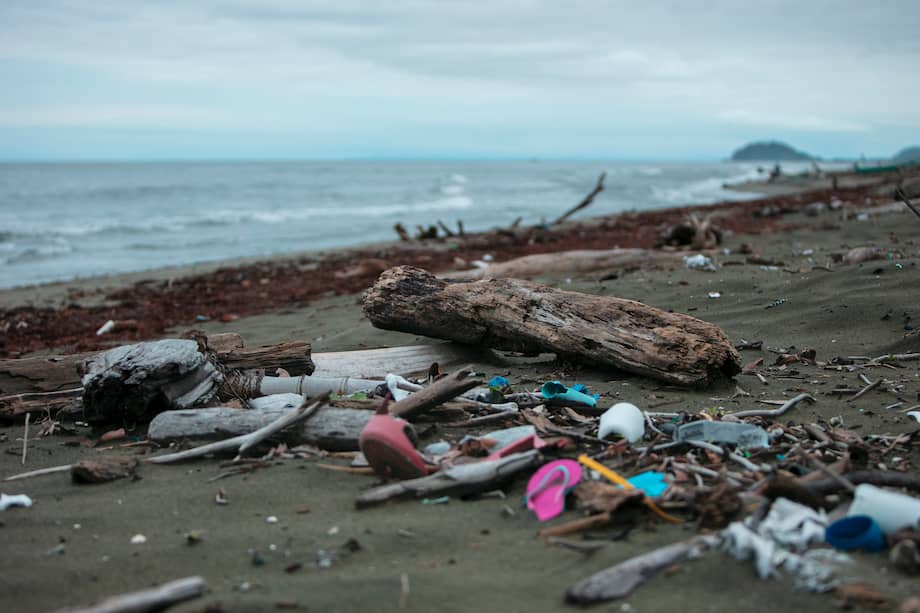 Las tres zonas más afectadas por la contaminación plástica en Colombia son la macrocuenca Magdalena-Cauca, el Caribe y el Pacífico.