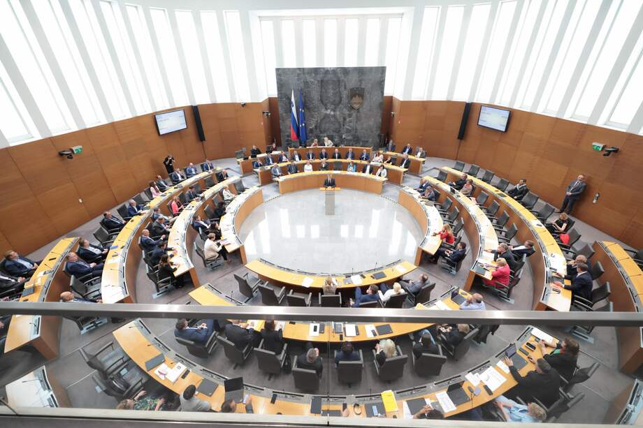 Una foto proporcionada por la Asamblea Nacional de Eslovenia muestra al primer Ministro de Eslovenia, Robert Golob, dirigiéndose a los miembros de la Asamblea en Liubliana, Eslovenia, el 04 de junio de 2024.