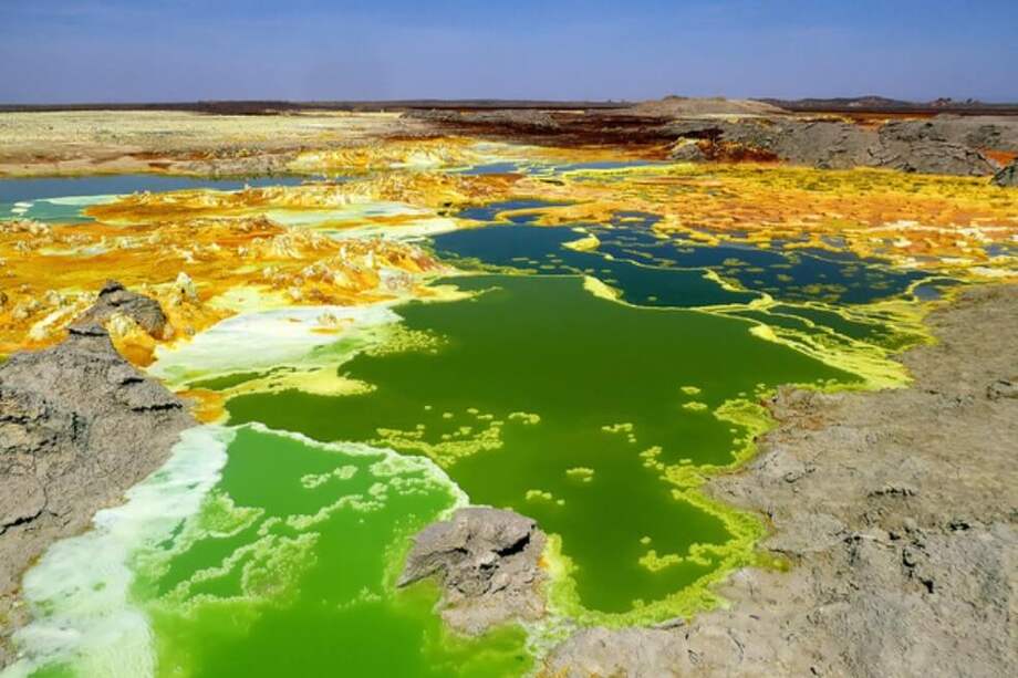 Coloridas piscinas hidrotermales hipersalinas e hiperácidas de Dallol. / / Puri López-García