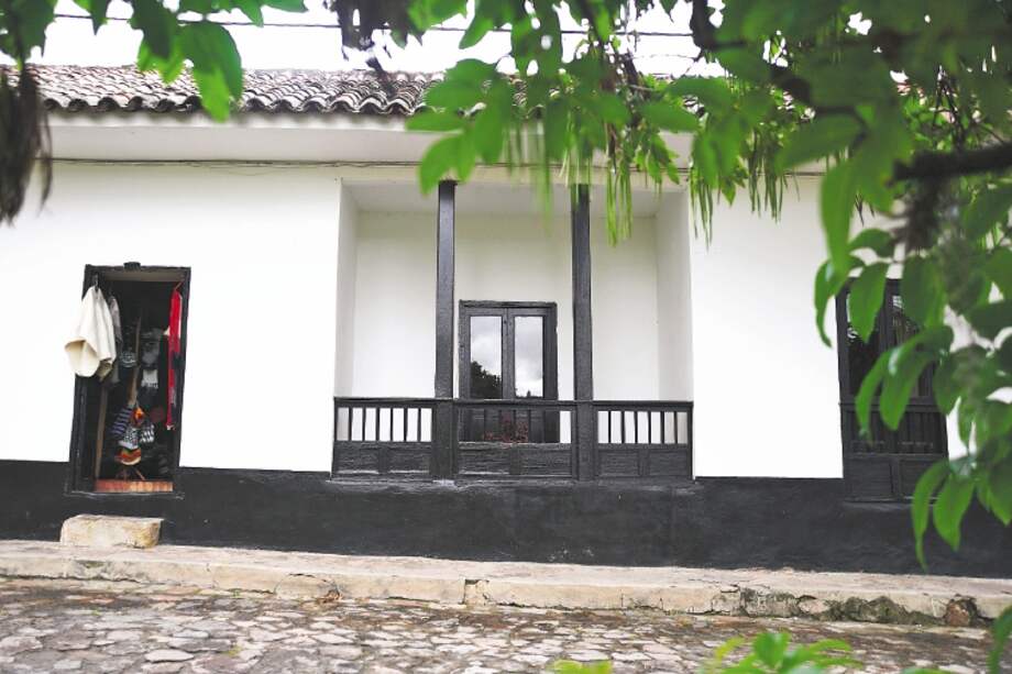 Imagen de la casa de la familia Gaitán Ayala. Actualmente es un almacén de ruanas. / Fotos: Gustavo Torrijos