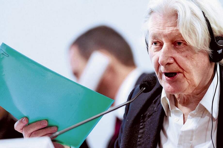 Andrew Jennings, con 71 años, lleva 15 años indagando actos de corrupción en la FIFA. No le permiten ingresar a las ruedas de prensa ni a la sede principal en Zúrich. / AFP