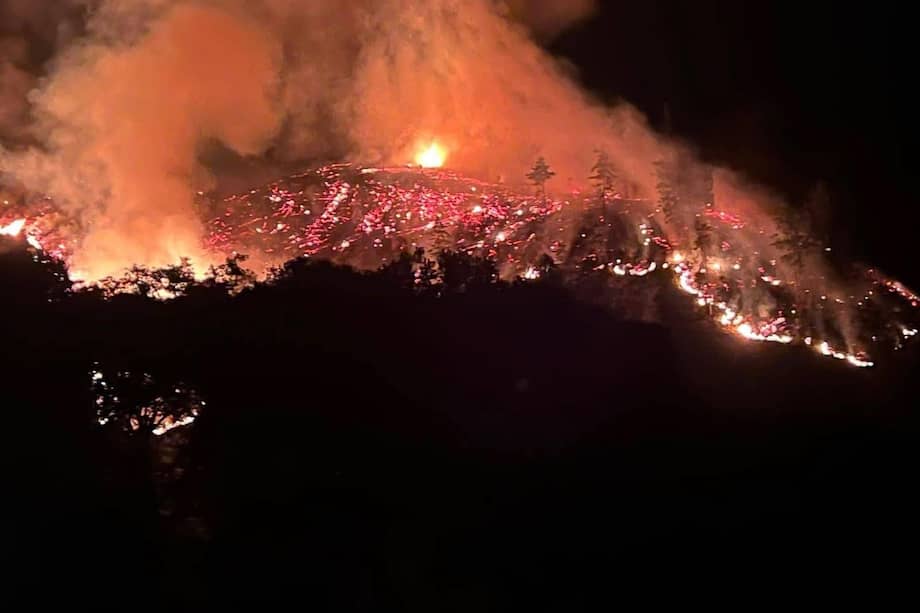Cinco cuerpos de bomberos y la Defensa Civil han apoyado los trabajos de mitigación del incendio.