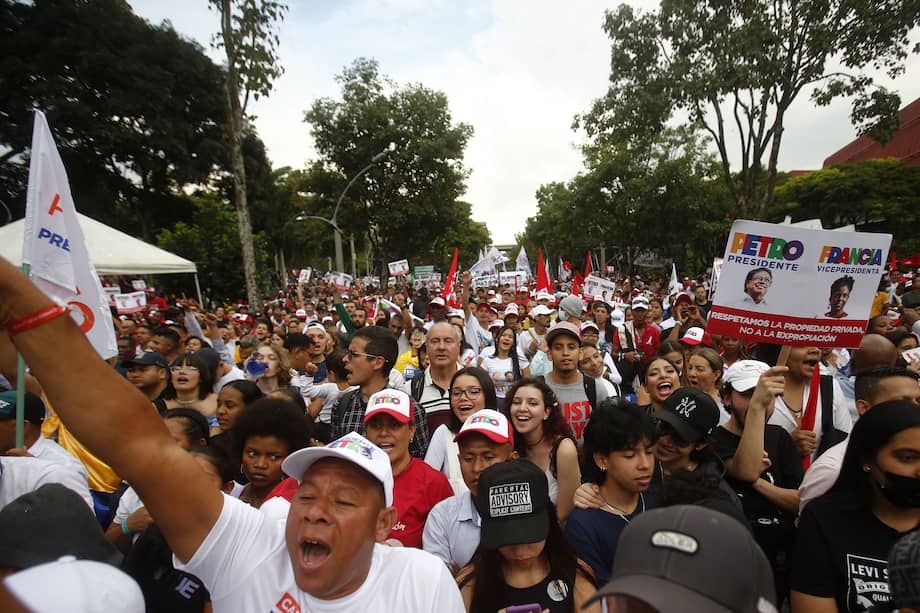 Simpatizantes del candidato a la presidencia de Colombia por el Pacto Histórico, Gustavo Petro. EFE/ Luis Eduardo Noriega A.