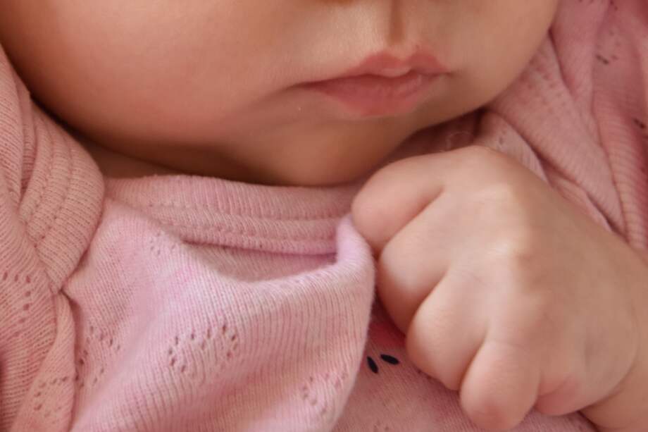 No hay evidencia que soporte la creencia de que cortar el frenillo facilite la lactancia.