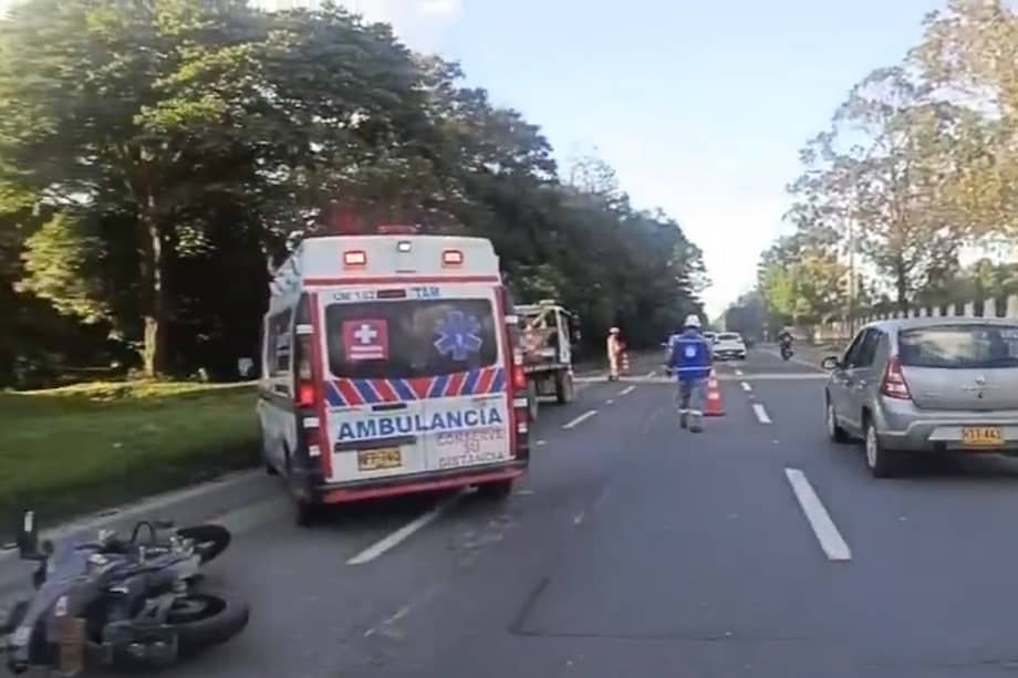 Se registra un siniestro vial entre un camión y una motocicleta en la Autopista Norte con calle 235, en sentido sur–norte, en la localidad de Usaquén.
