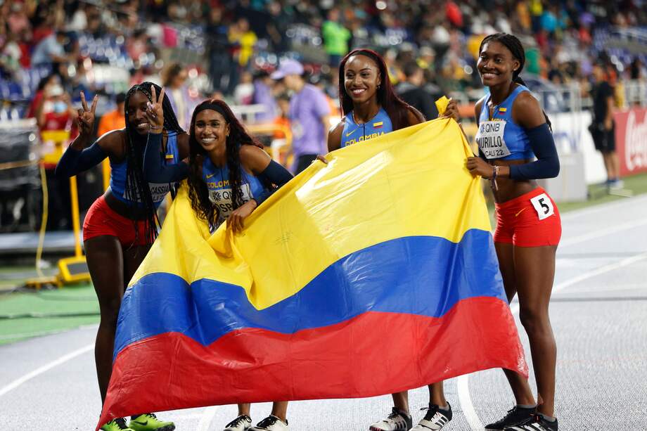 (i-d) Laura Martínez Ibargüen, Melany Bolaño, María Murillo y Marlet Ospino de Colombia celebran tras ganar la medalla de bronce en los relevos 4x100m mujeres durante el Campeonato Mundial de Atletismo Sub-20 Cali 2022, en el estadio Pascual Guerrero de Cali (Colombia). EFE/ Ernesto Guzmán