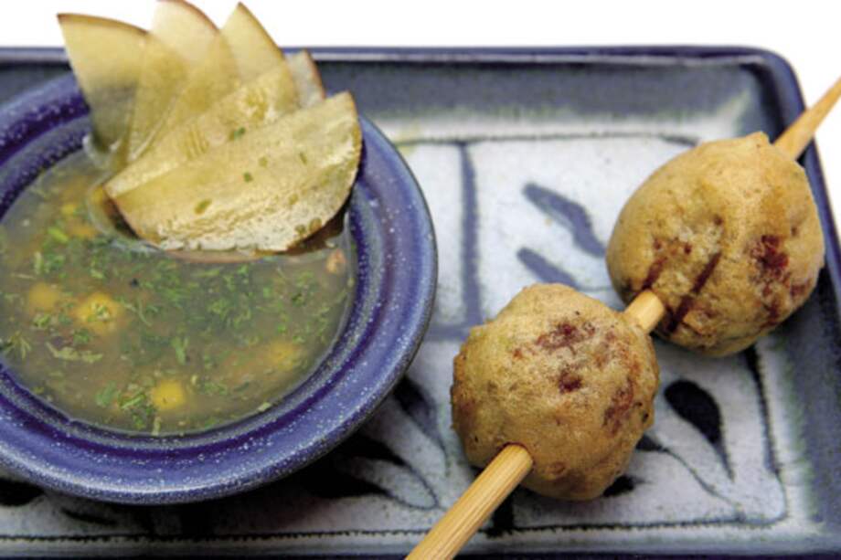 Esta noche, celebramos San Valentín con una cena romántica a la luz de las velas.