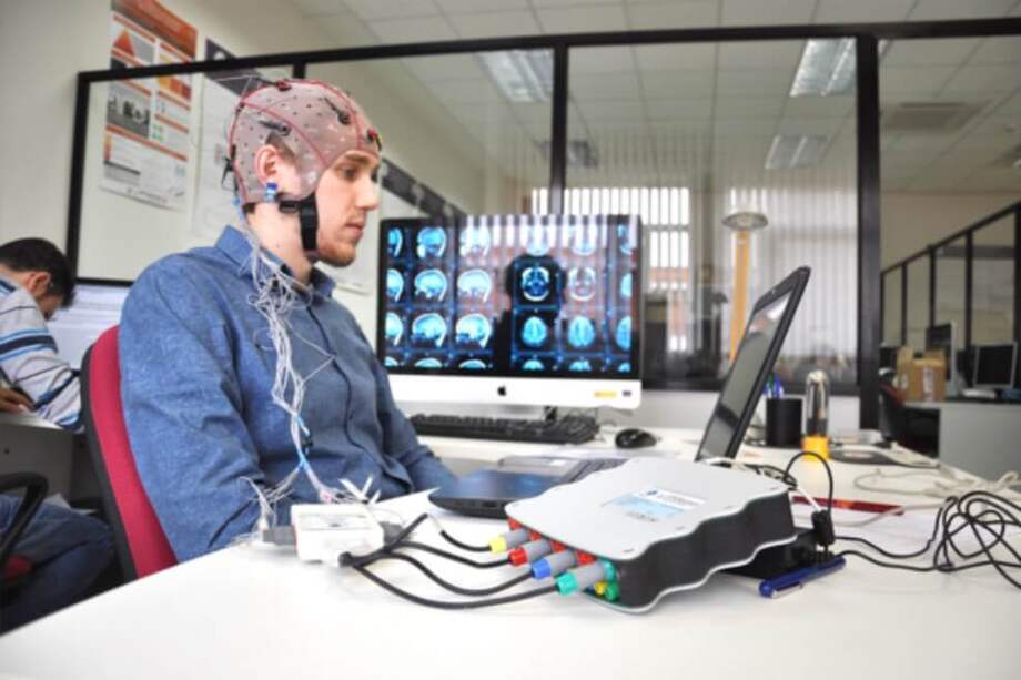 Sujeto de control manejando el nuevo sistema BCI (interfaz cerebro-ordenador). / Agencia Sinc - GIB