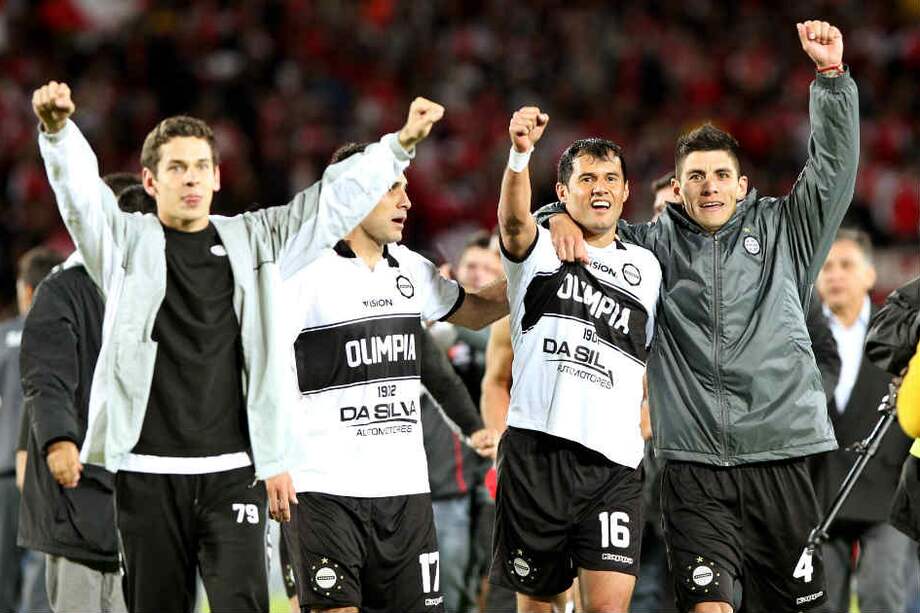 Los jugadores de Olimpia celebran el pase a la final de Libertadores. / EFE