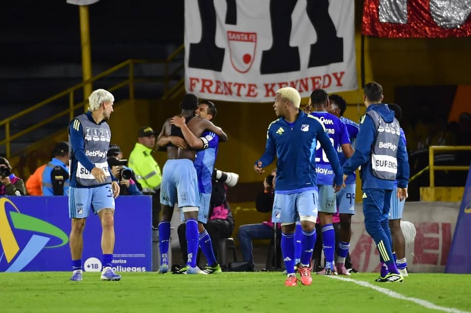David Mackalister Silva celebra con Cristian Cañozales tras ganar el clásico capitalino con Millonarios.