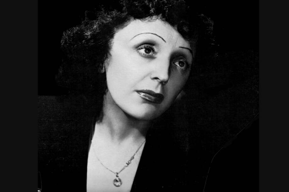 Édith Piaf (cuyo nombre real era Édith Giovanna Gassion) nació en París en 1915 y trabajó de la mano de dramaturgos como Jean Cocteau. / AFP