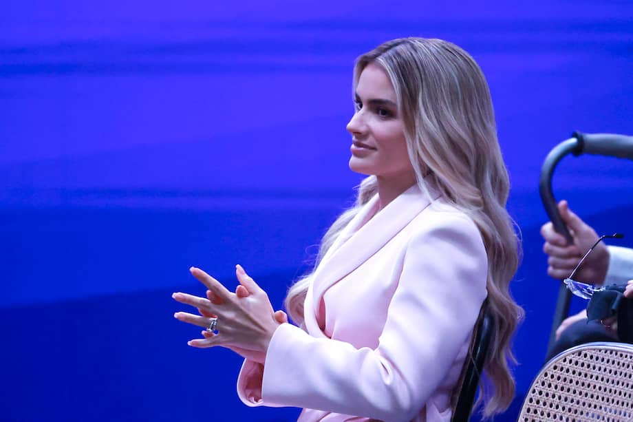 La primera dama de Colombia, Ana Lucía Pineda, reacciona durante la ceremonia de investidura de su esposo, Abelardo de la Espriella, como presidente de Colombia para el periodo 2026-2030, este viernes en Cali (Colombia).