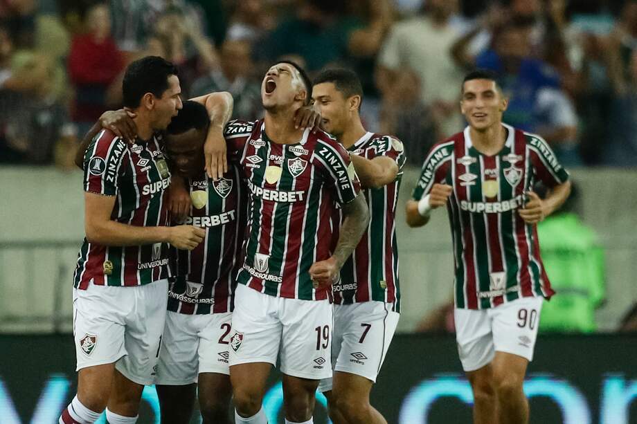 Jhon Arias (2-i), Kauã Elias (c) y Paulo Henrique Ganso (i) de Fluminense , en el partido de vuelta de octavos de final de la Copa Libertadores entre Fluminense y Gremio en el estadio Maracaná en Río de Janeiro (Brasil).