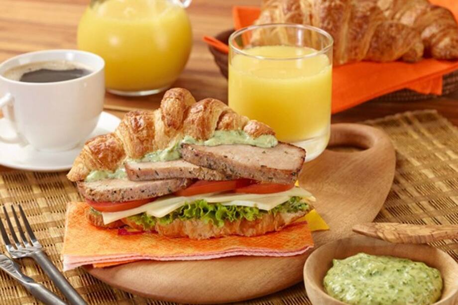 Sándwich de croissant de bota de pierna de cerdo. Me encanta la carne de cerdo