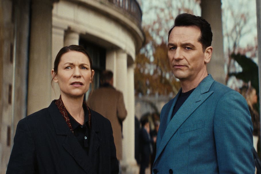 THE BEAST IN ME. (L to R) Claire Danes as Aggie Wiggs and Matthew Rhys as Nile Jarvis in Episode 103 of The Beast in Me. Cr. Courtesy of Netflix © 2025