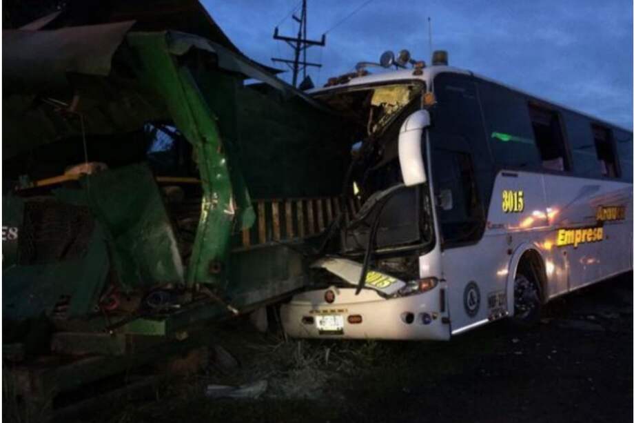 Un muerto y 17 heridos dejó accidente de tránsito en el centro del Valle