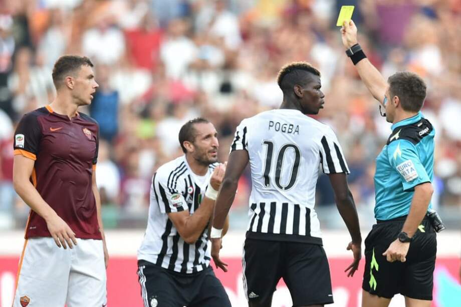 Giorgio Chiellini es amonestado en el partido entre la Juventus y la Roma. Foto: AFP