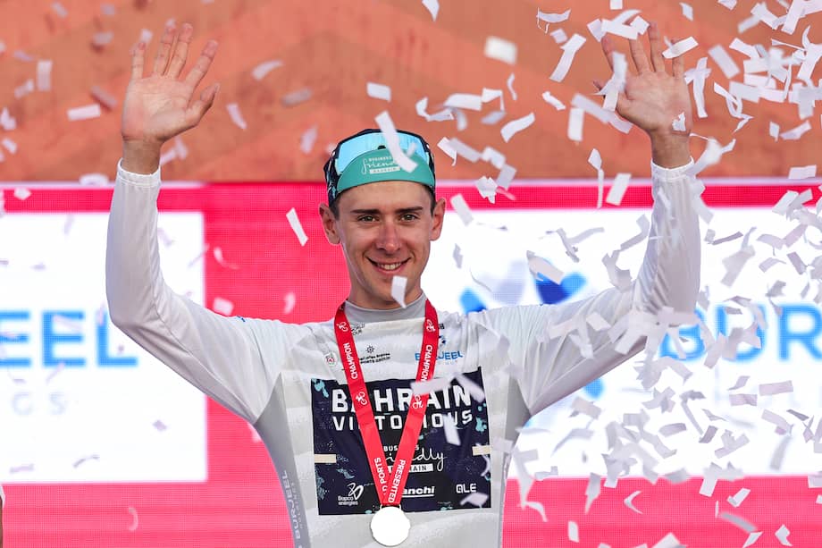 Antonio Tiberi, corredor italiano del equipo Bahrain Victorious, líder de la clasificación general del UAE Tour 2026 este jueves 19 de febrero.