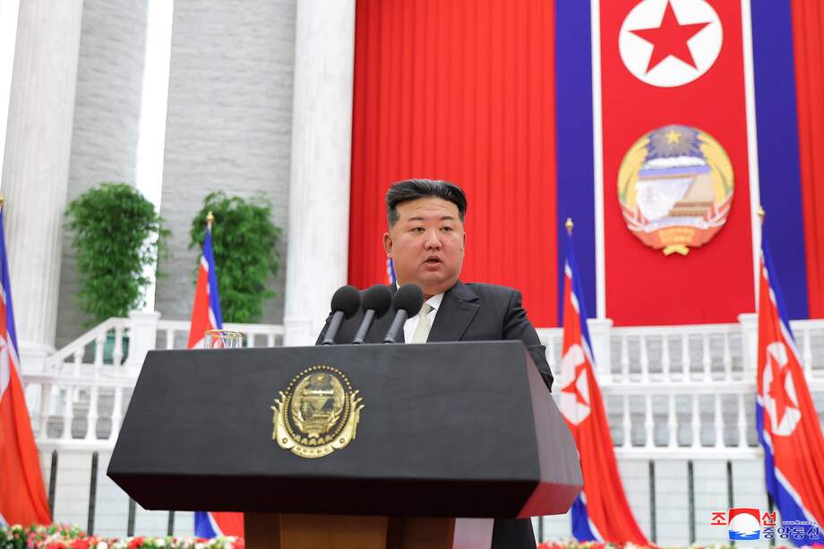 Una fotografía publicada por la agencia oficial de noticias central de Corea del Norte (KCNA) muestra al líder norcoreano Kim Jong Un pronunciando su discurso en el 76.º aniversario de la fundación del país en Pyongyang, Corea del Norte, el 9 de septiembre de 2024.