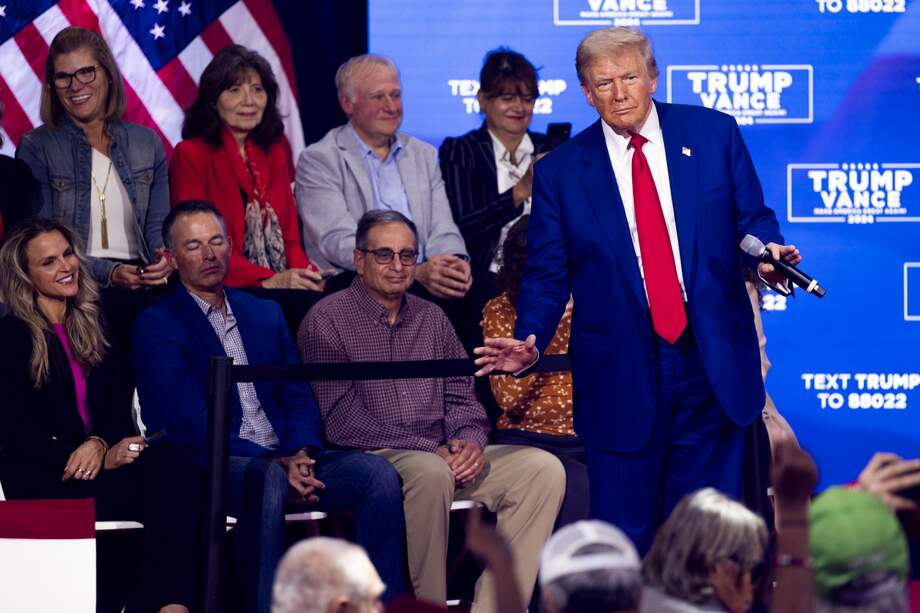 Oaks (United States), 14/10/2024.- Former US President and current Republican presidential nominee Donald Trump dances along with the music during a Town Hall meeting at the Greater Philadelphia Expo Center & Fairgrounds in Oaks, Pennsylvania, USA, 14 October 2024. Both Trump and Vice President and Democratic presidential nominee Kamala Harris are campaigning in Pennsylvania today, a key state to an an electoral college victory in November. (Filadelfia) EFE/EPA/SHAWN THEW
