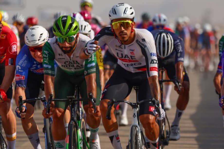 Juan Sebastián Molano, llegando por delante de Fernando Gaviría en la primera etapa del Tour de Omán.