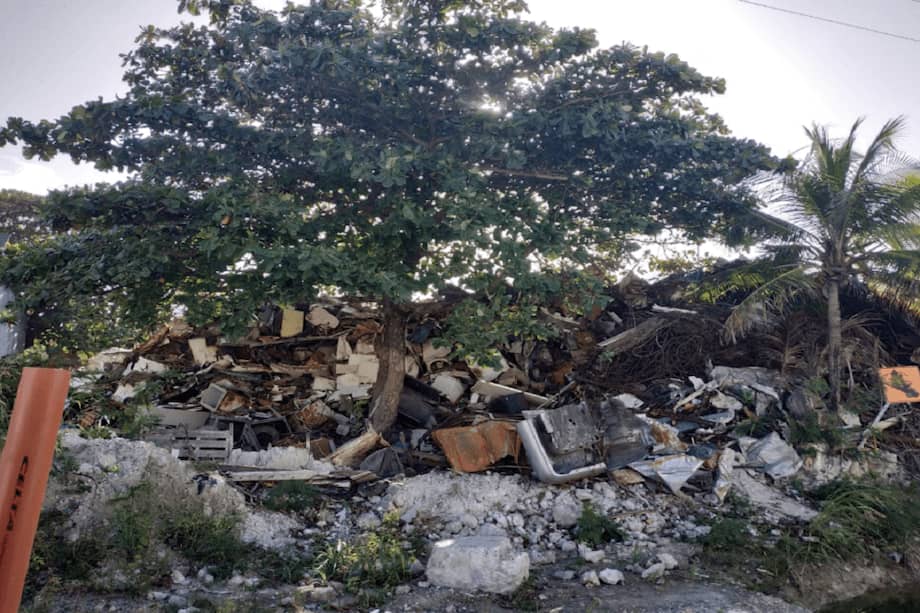 De acuerdo con el ente, se deben tomar medidas inmediatas frente al manejo y destrucción de los vehículos, embarcaciones y maquinaria pesada abandonada en la isla. / Tomado Twitter Procuraduría General de la Nación