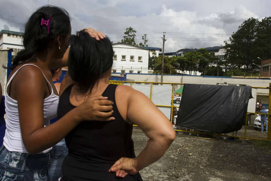 El pasado viernes, familiares de los reclusos se ubicaron a las afueras de la cárcel Bellavista luego de la balacera en el patio uno. / Luis Benavides