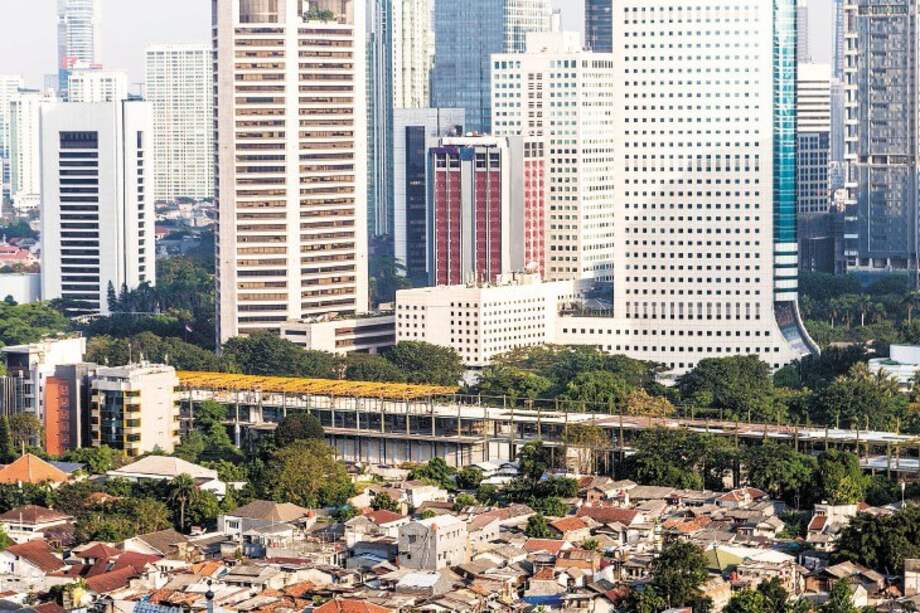 Bajos ingresos, falta de protección social y deficientes sistemas de aprendizaje son los principales problemas para la movilidad social en la mayoría de países. En la imagen, Yakarta, Indonesia. / Getty Images