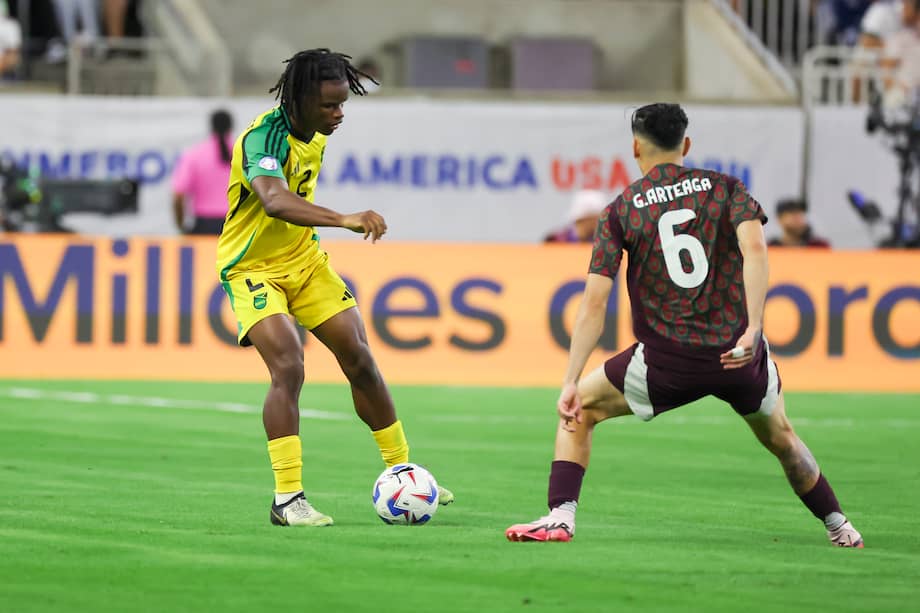 El jamaicano Dexter Lembikisa es marcado por el mexicano Gerardo Arteaga, en el partido de este sábado entre sus selecciones, por la Copa América. EFE/EPA/LESLIE PLAZA JOHNSON